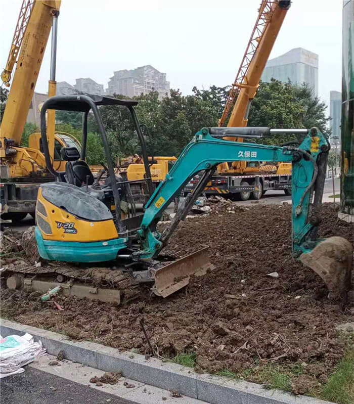 小挖機(jī)開挖管道(圖1)